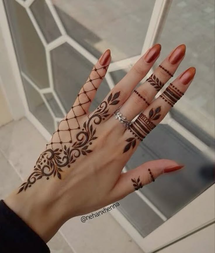 Front Hand Mehndi Design Images (10)