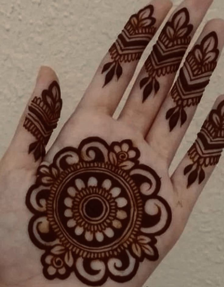 Front Hand Mehndi Design Simple And Easy (1)