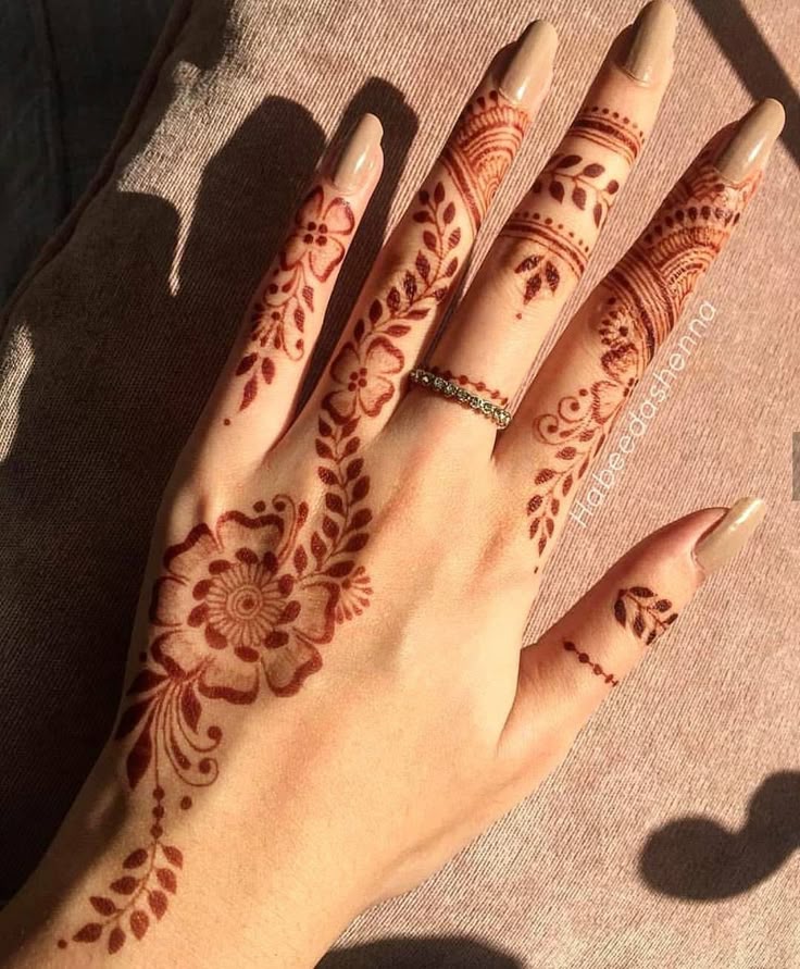 Front Hand Simple Mehndi Design (1)