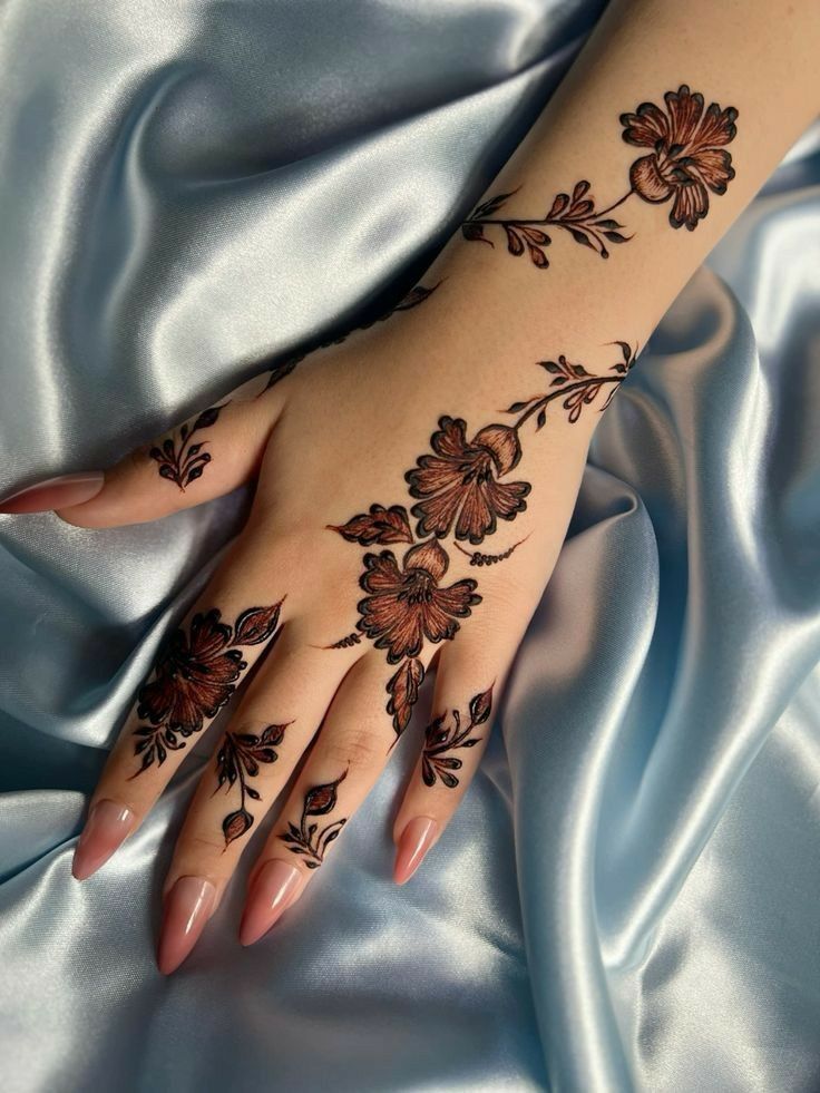 Front Hand Stylish Front Hand Simple Mehndi Design (4)