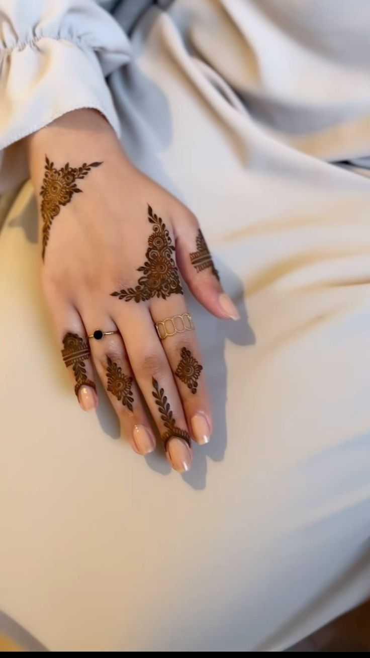 Front Hand Stylish Front Hand Simple Mehndi Design (5)