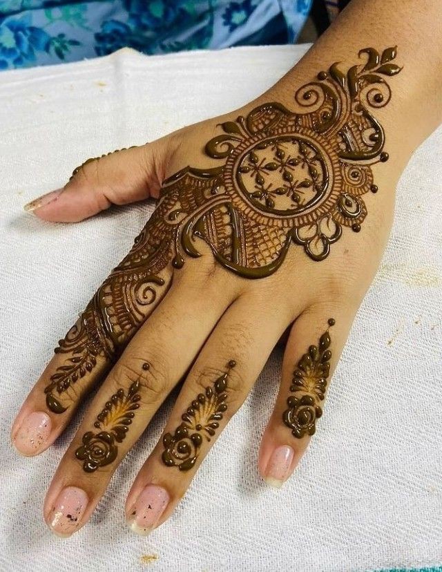 Front Mehndi Design Easy and Beautiful for Karva Chauth (4)