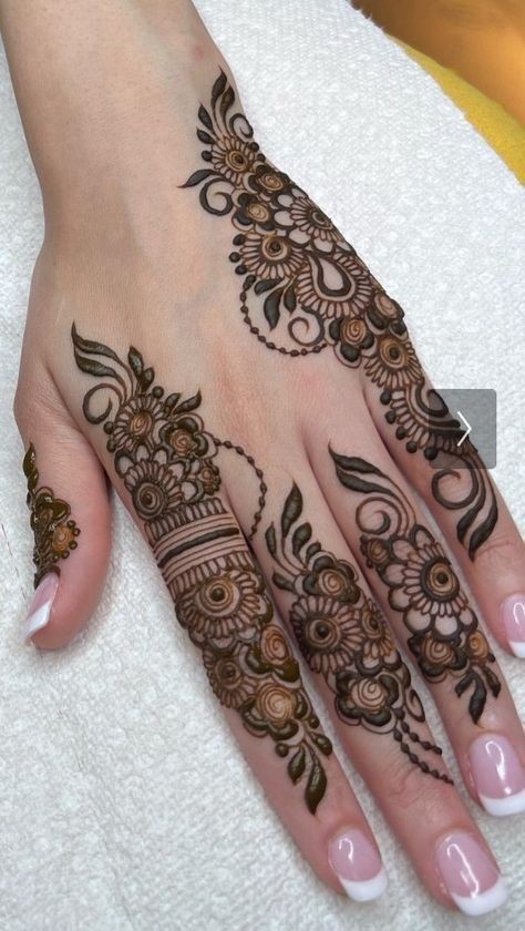Front Mehndi Design Easy and Beautiful for Karva Chauth (8)