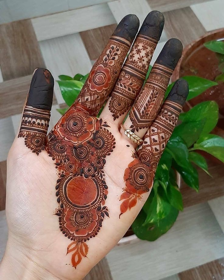 Royal Front Hand Mehndi Design (2)