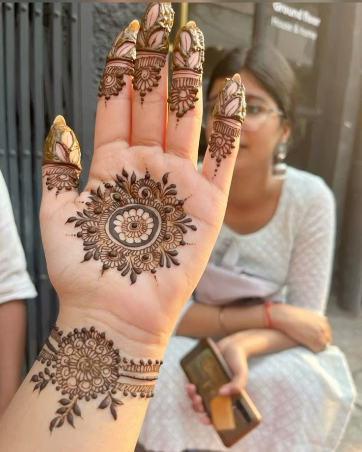 Royal Front Hand Mehndi Design (3)