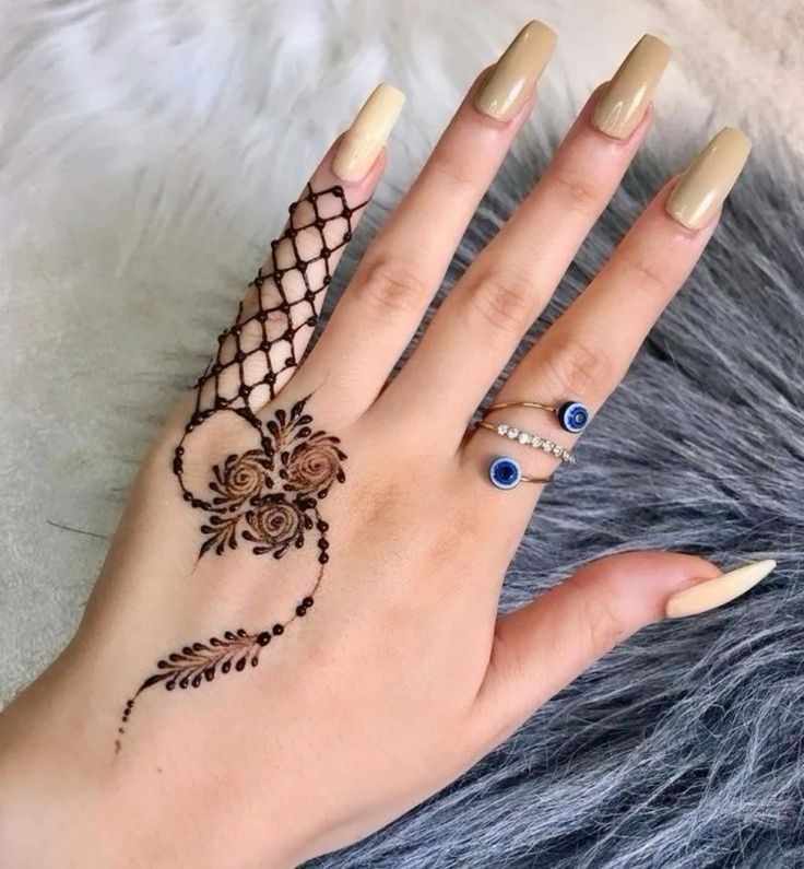 Simple Mehndi Design Front Hand Images (2)