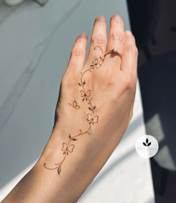 Simple Mehndi Design Front Hand Images (3)