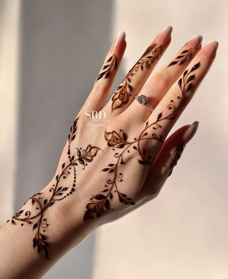 Simple Mehndi Design Front Hand Images (4)