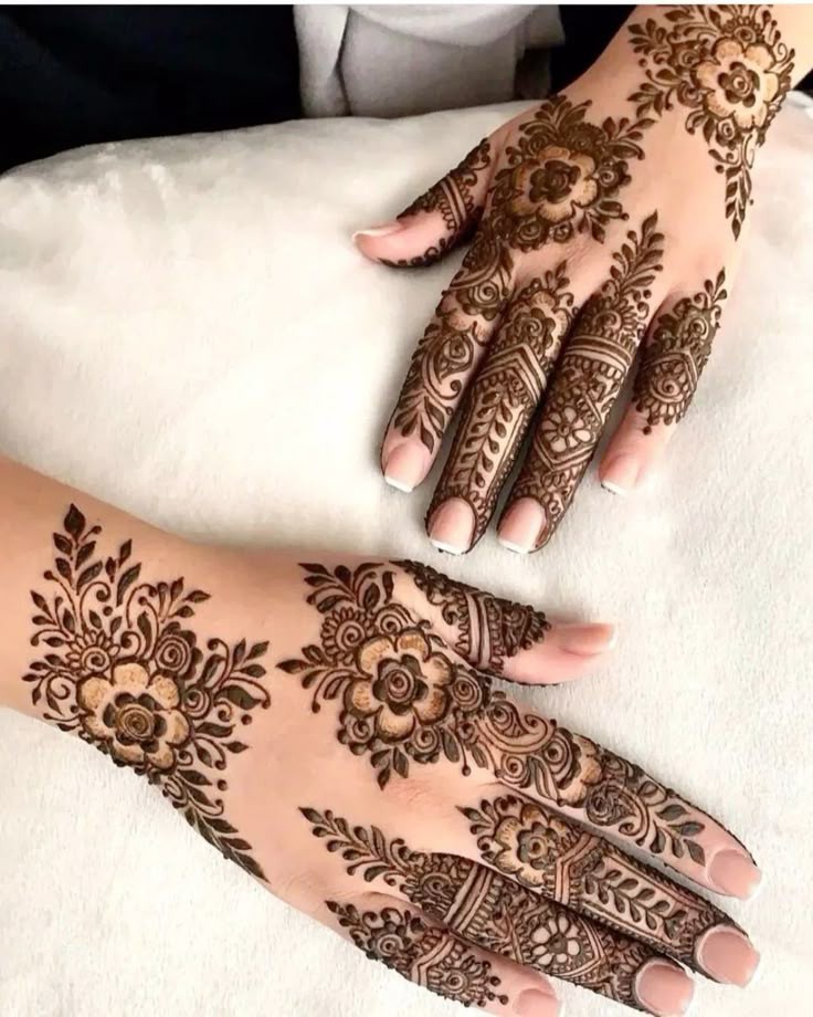 Simple Mehndi Design for Girls Front Hand (3)