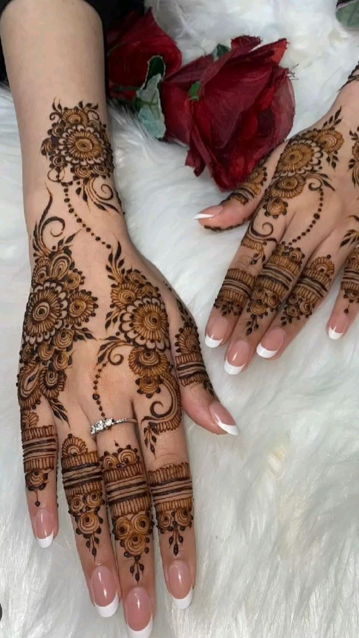 Stylish Back Hand Mehndi Design (2)