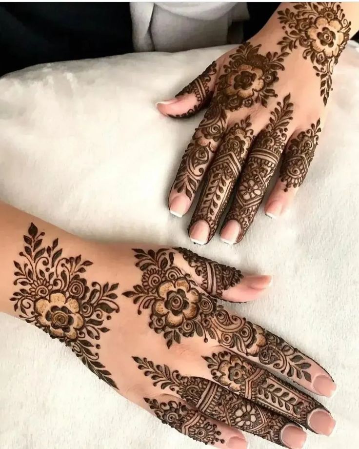 Stylish Back Hand Mehndi Design (3)