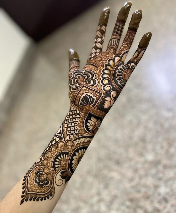 stylish front hand mehndi design (1)