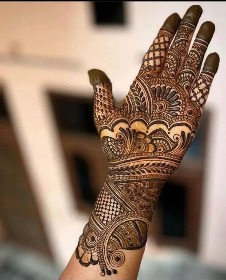 stylish front hand mehndi design (2)