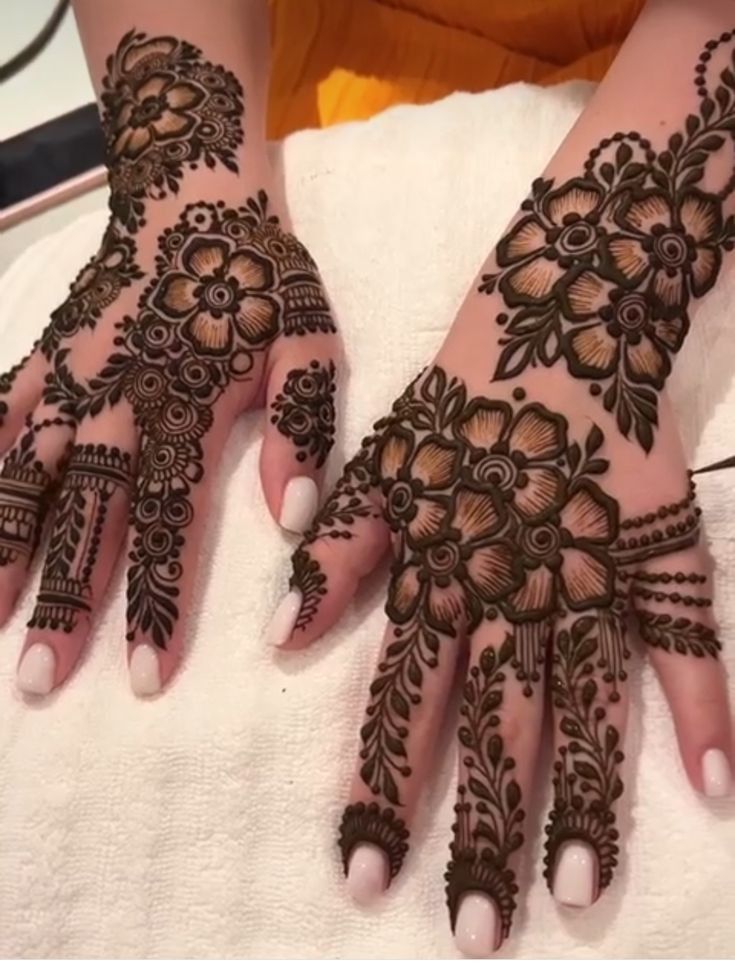 Back Hand Royal Mehndi Design (33)