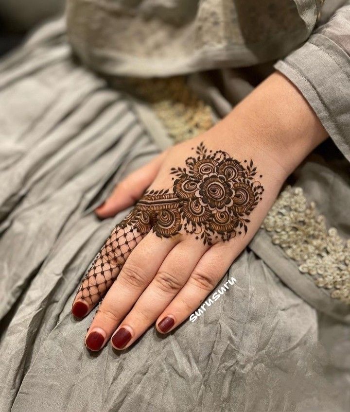 Easy Karva Chauth Mehndi Design (24)