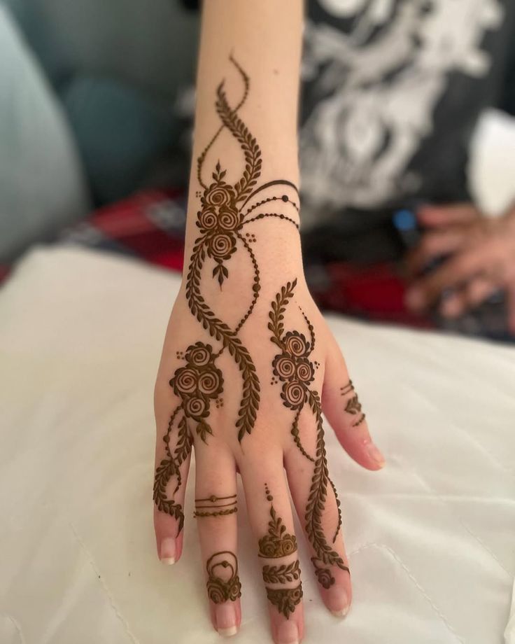 Easy Karva Chauth Mehndi Design (48)