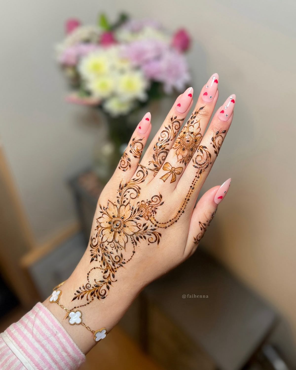 Easy and Beautiful Mehndi Design (13) Easy and Beautiful Mehndi Design (13)