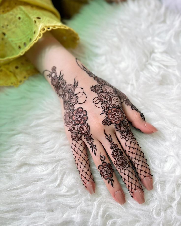 Easy and Beautiful Mehndi Design (25) Easy and Beautiful Mehndi Design (25)