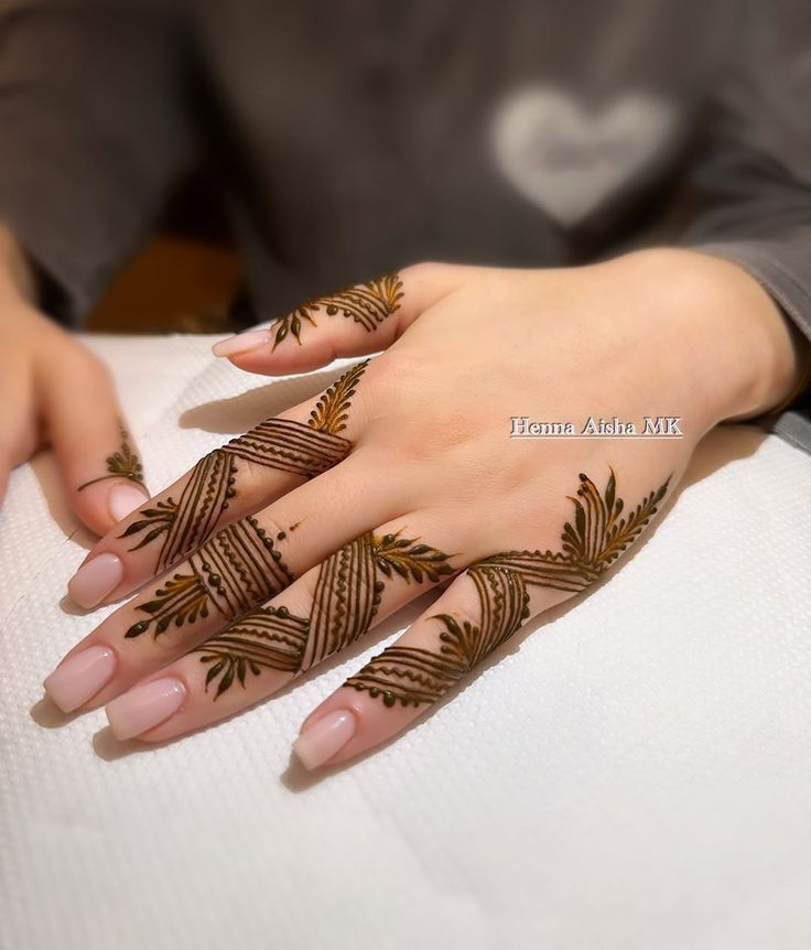 Finger Mehndi Design with Dots Finger Mehndi Design with Dots