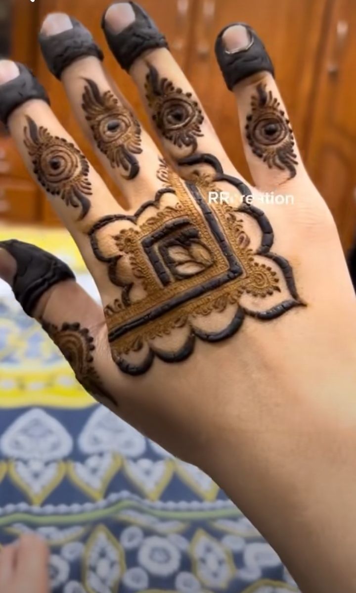 Finger Mehndi Design with Vines Finger Mehndi Design with Vines