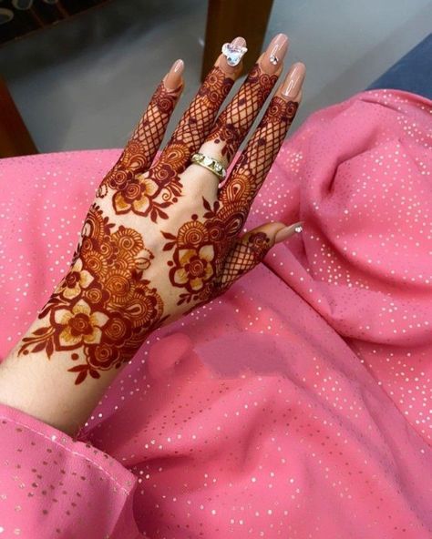 Front Hand Royal Mehndi Designs (10)