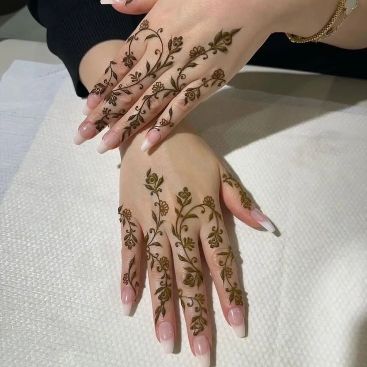 Front Hand Royal Mehndi Designs (11)