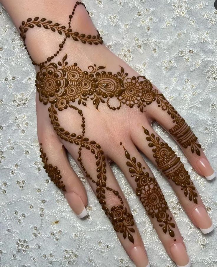 Front Hand Royal Mehndi Designs (13)