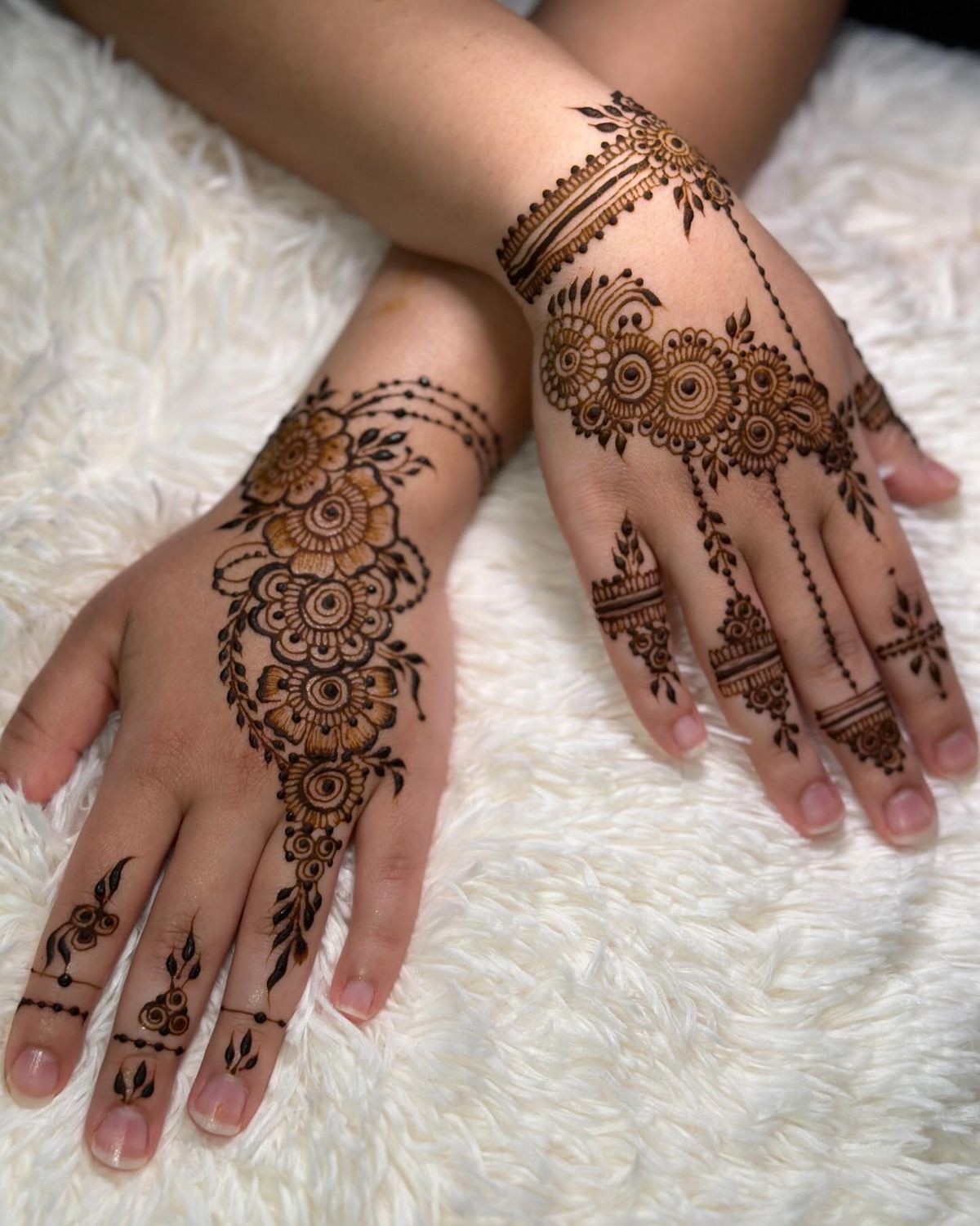 Front Hand Royal Mehndi Designs (15)