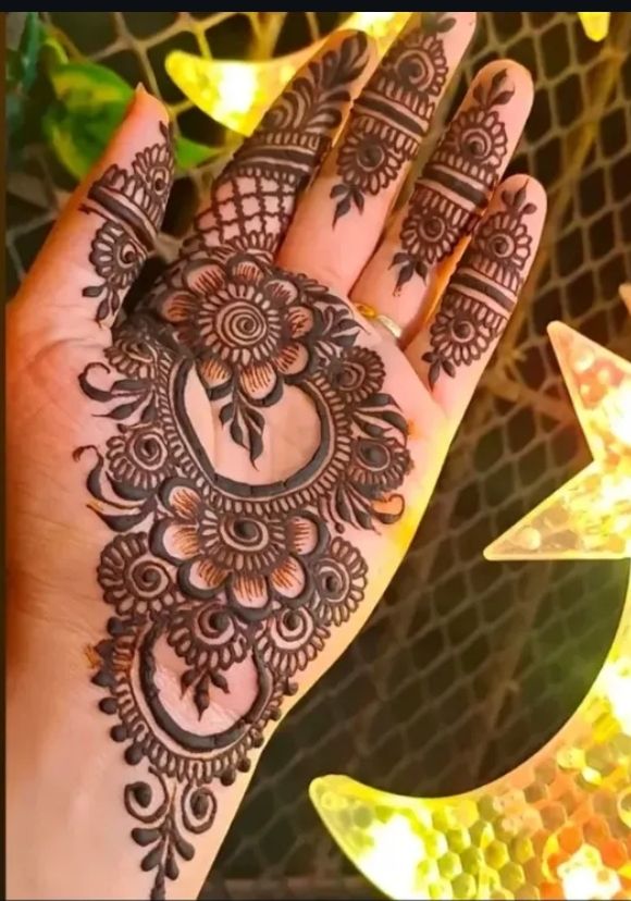 Front Hand Royal Mehndi Designs (24)