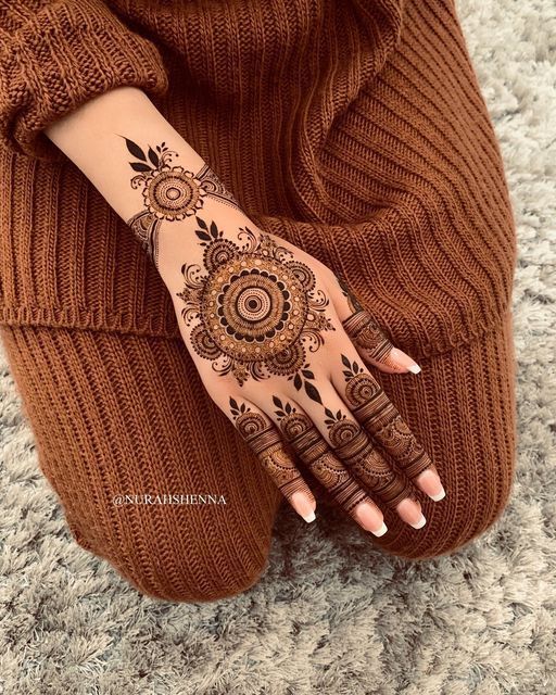 Front Hand Royal Mehndi Designs (25)