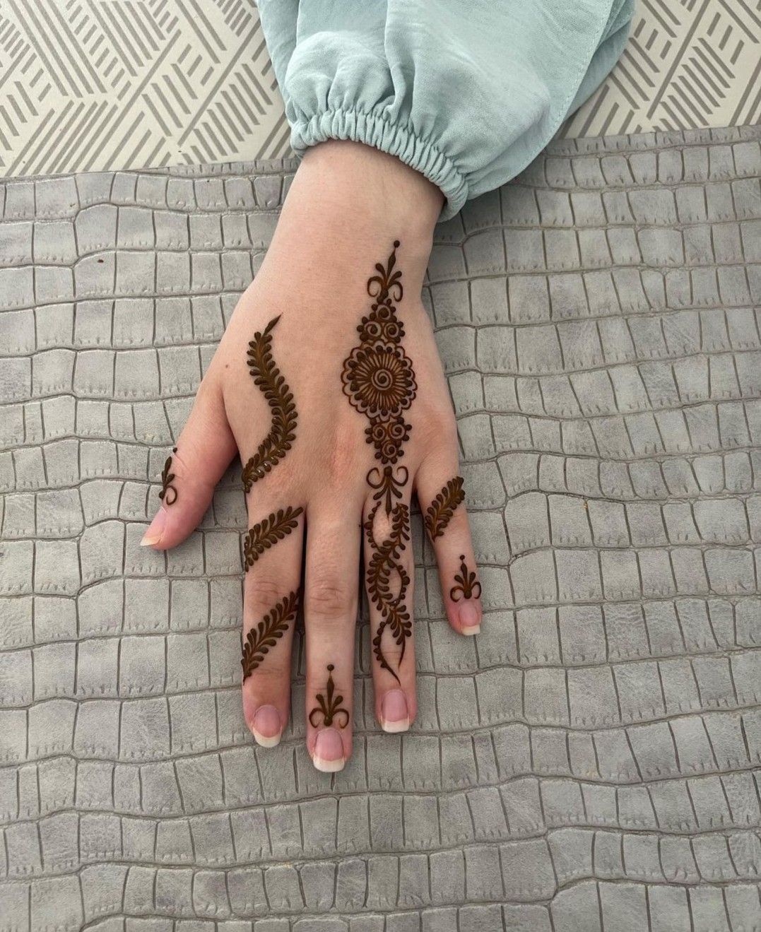 Front Hand Simple Mehndi Design Images (4)
