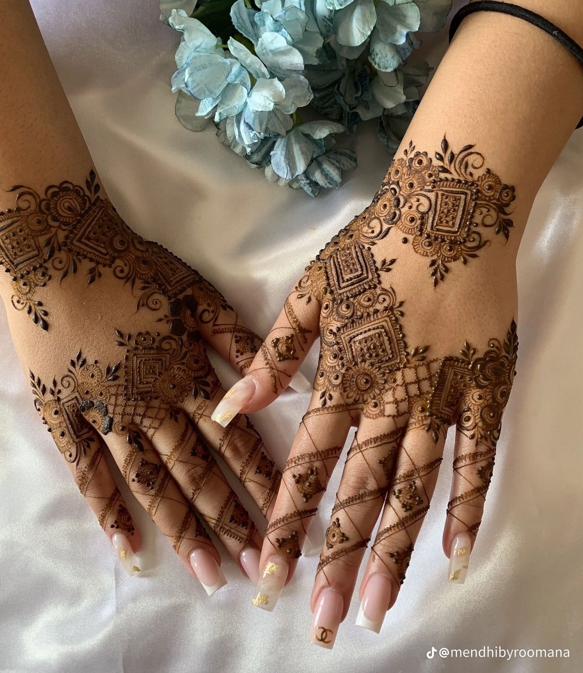 Full Hand Modern Mehndi Design (44)