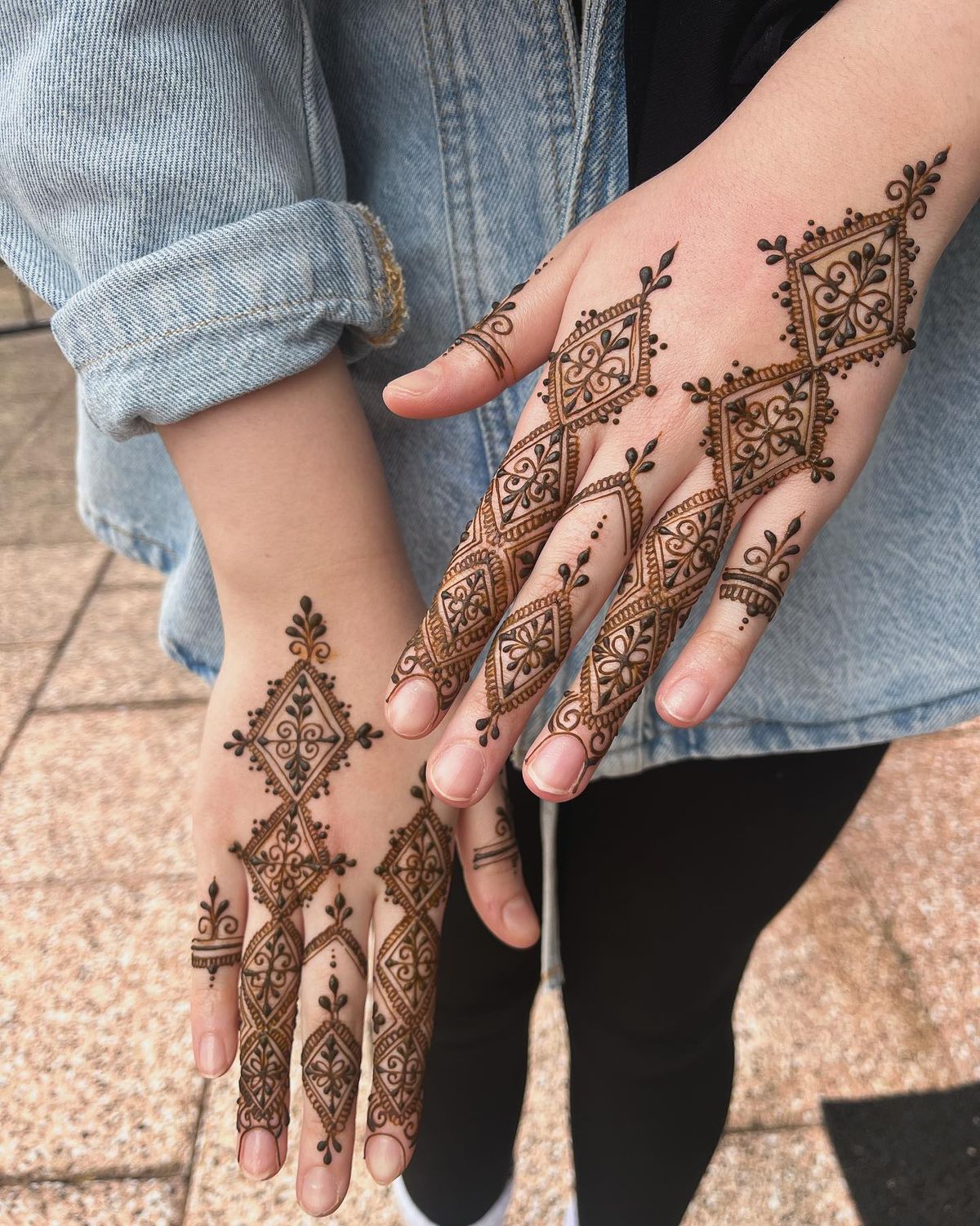 Full Hand Modern Mehndi Design (49)