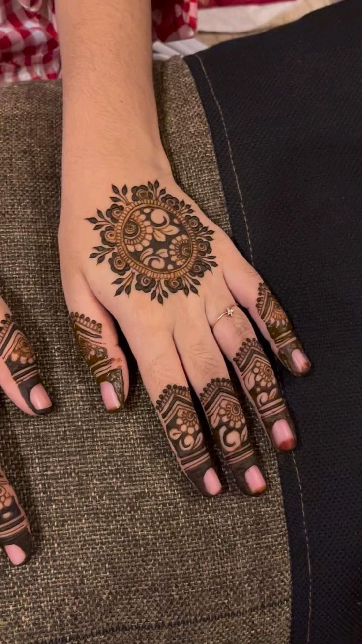 Minimal Finger Mehndi Design Minimal Finger Mehndi Design