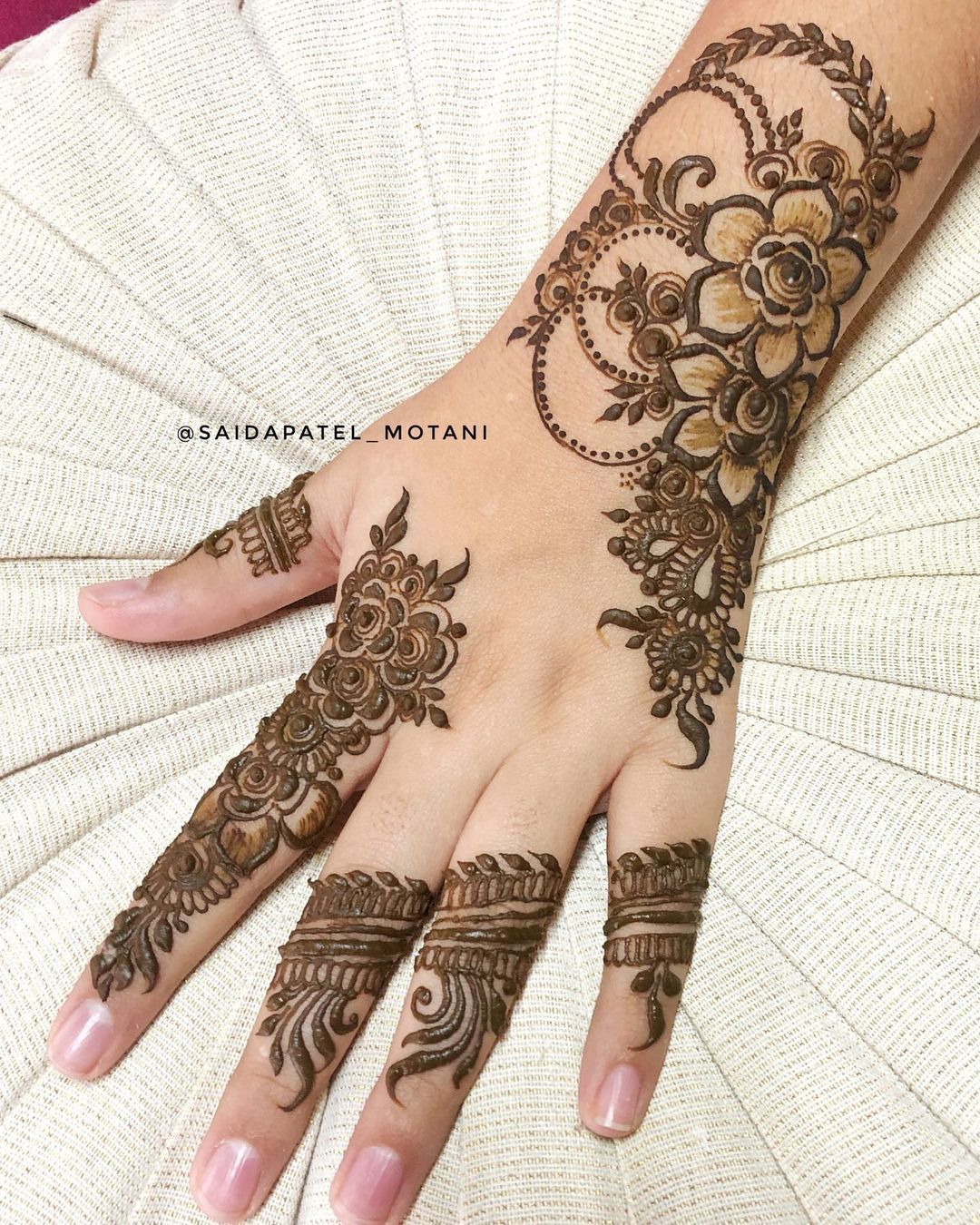 Modern Mehndi Design Full Hand (6)