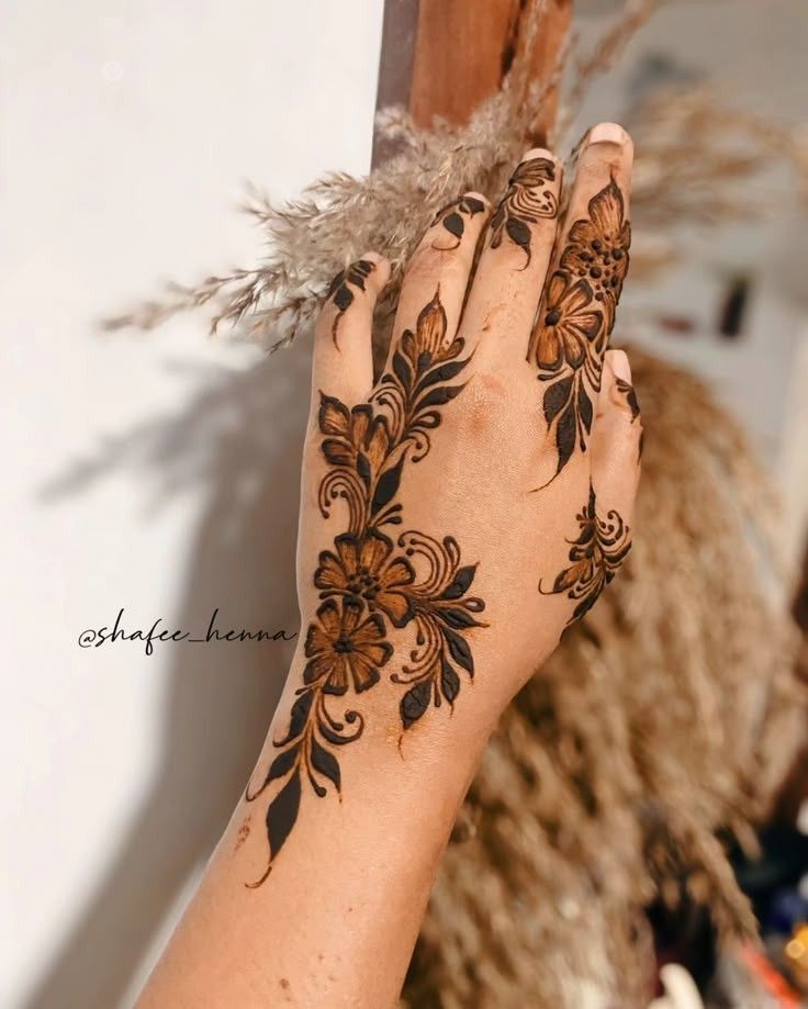 Royal Back Hand Mehndi Designs (2)
