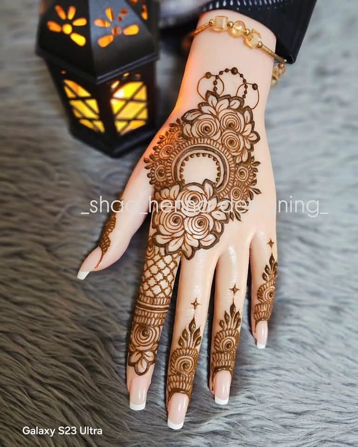 Royal Back Hand Mehndi Designs (3)