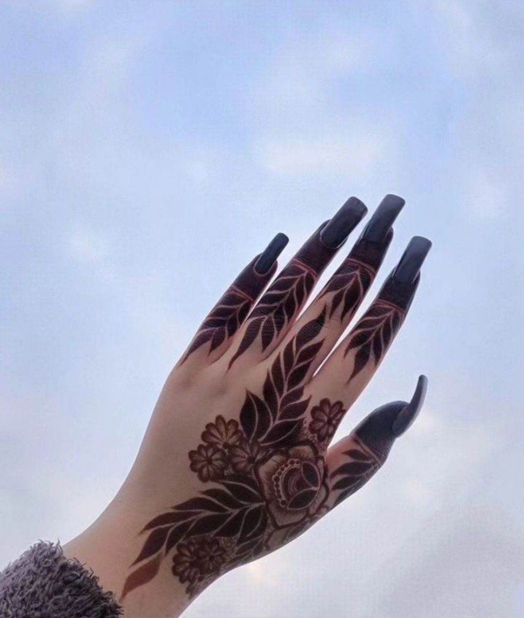 Stylish Hand Mehndi Design (12)