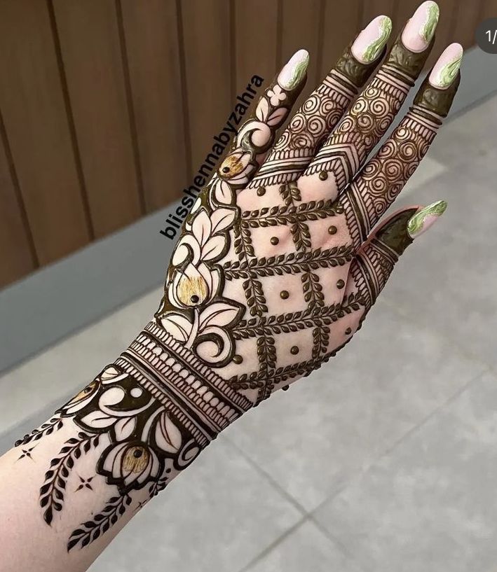 Stylish Hand Mehndi Design (15)