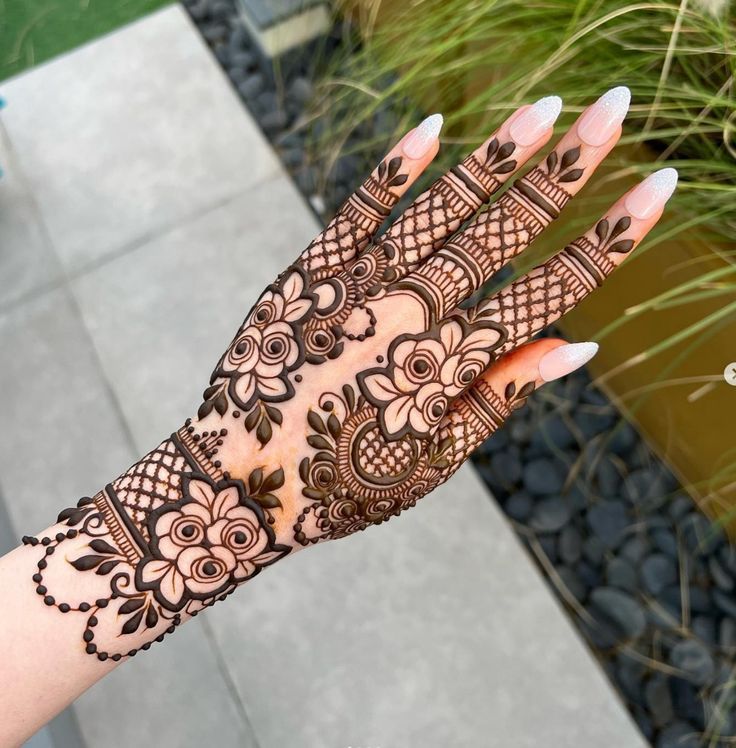 Stylish Hand Mehndi Design (16)