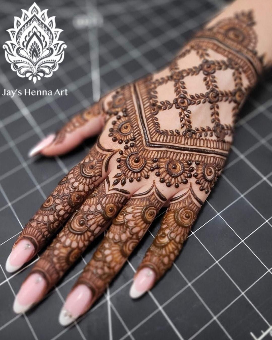 Stylish Hand Mehndi Design (18)