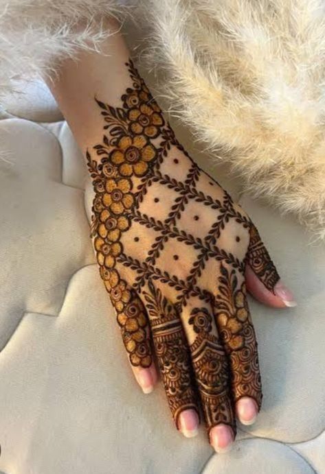 Stylish Hand Mehndi Design (19)