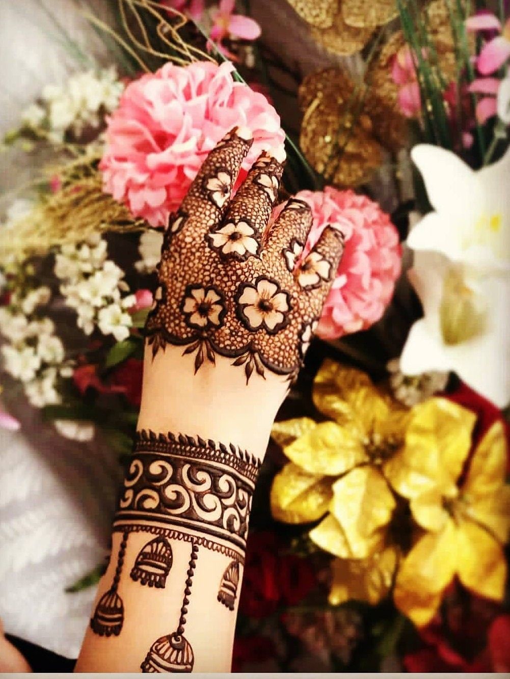 Stylish Hand Mehndi Design (23)