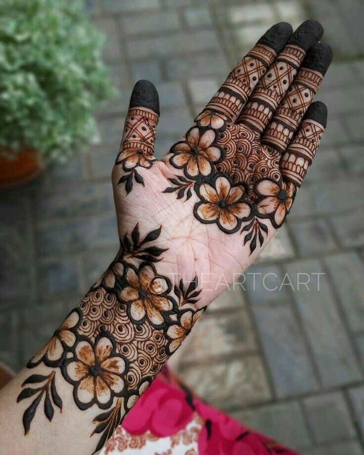 Stylish Hand Mehndi Design (25)