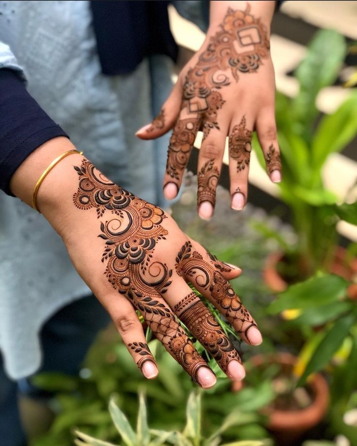 Stylish Hand Mehndi Design (7)