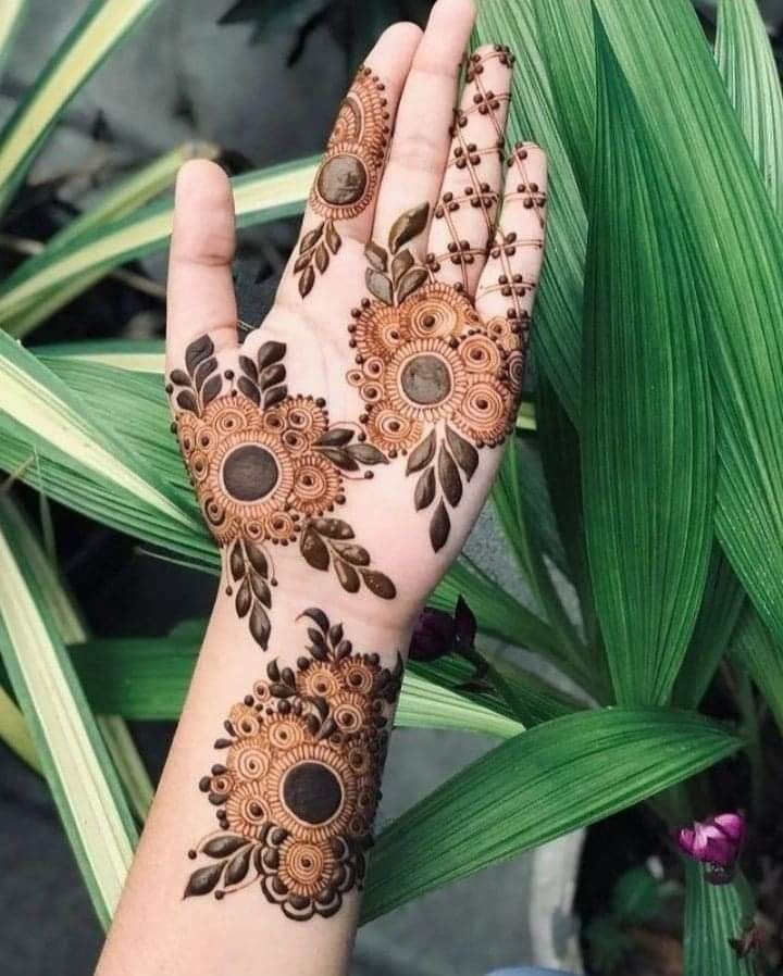 Unique Royal Front Hand Mehndi Design (7)