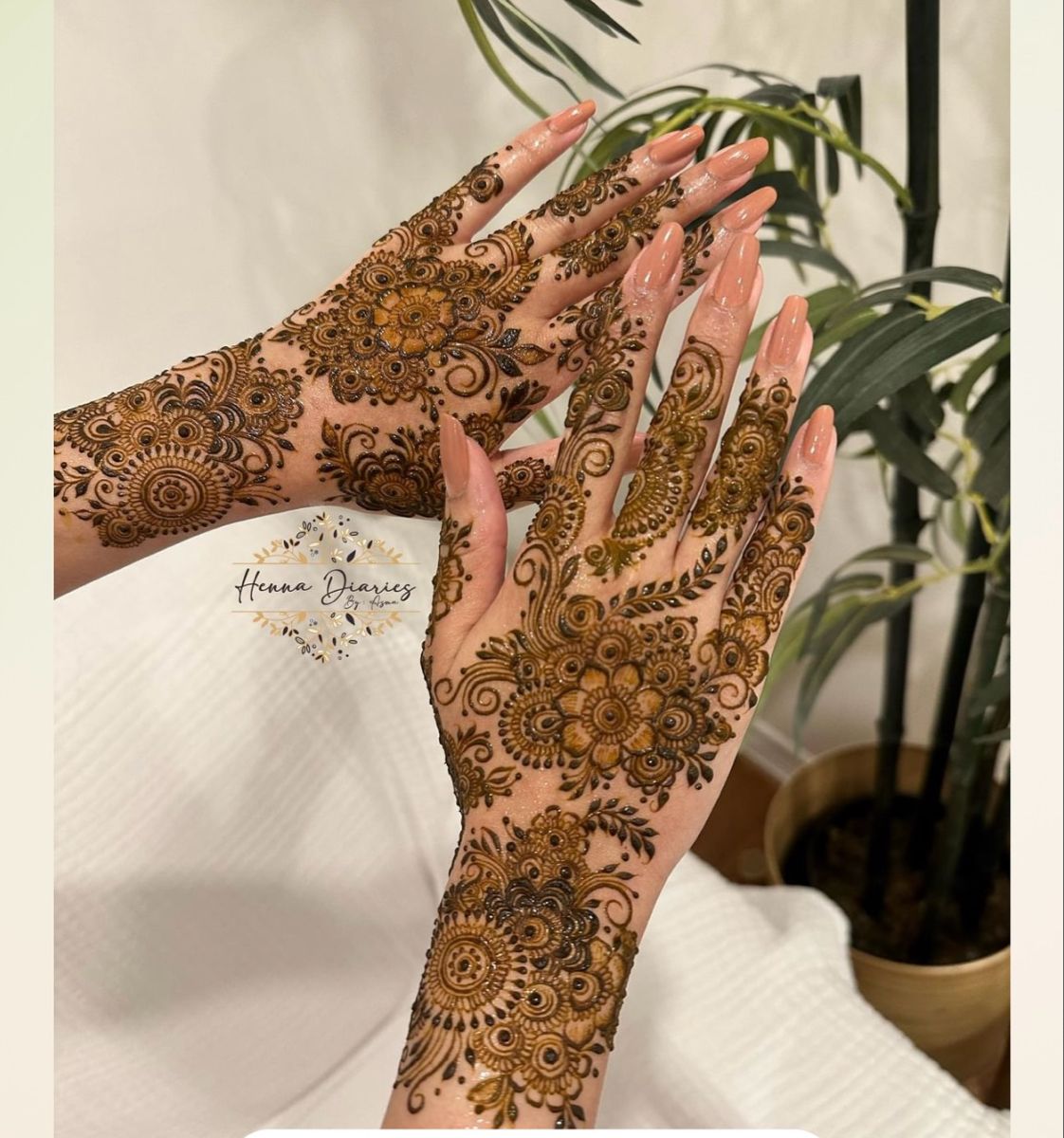 Modern Royal Hand Mahndi Design (10)