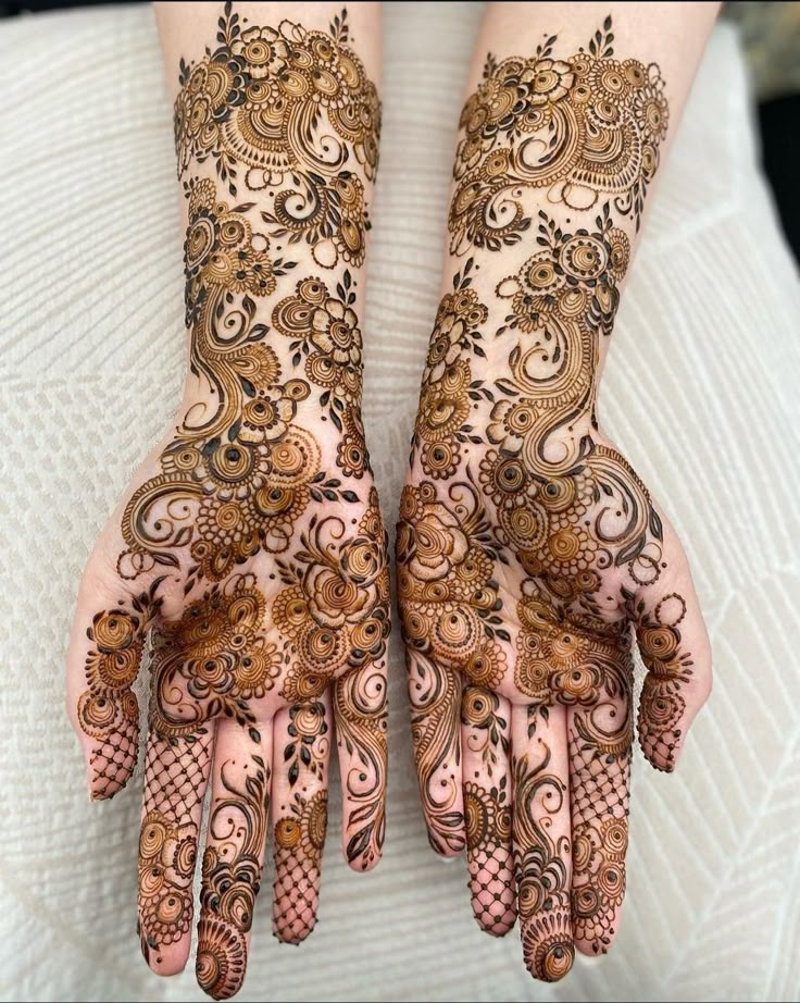 Modern Royal Hand Mahndi Design (12)