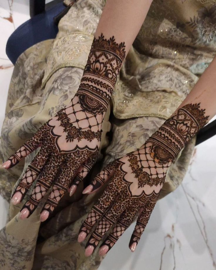 Modern Royal Hand Mahndi Design (17)