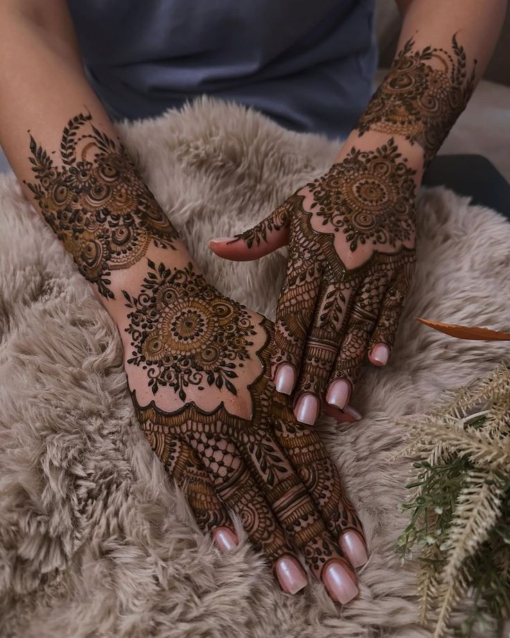 Modern Royal Hand Mahndi Design (21)